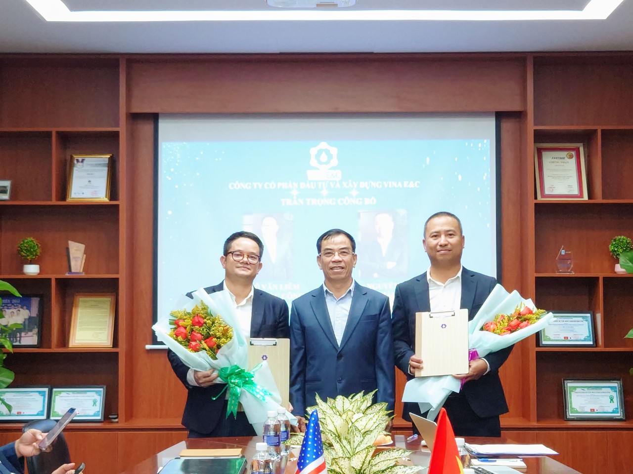 CT HĐQT Nguyễn Văn Nhượng trao Quyết Định và hoa chúc mừng Tổng Giám Đốc và Phó Tổng Giám Đốc