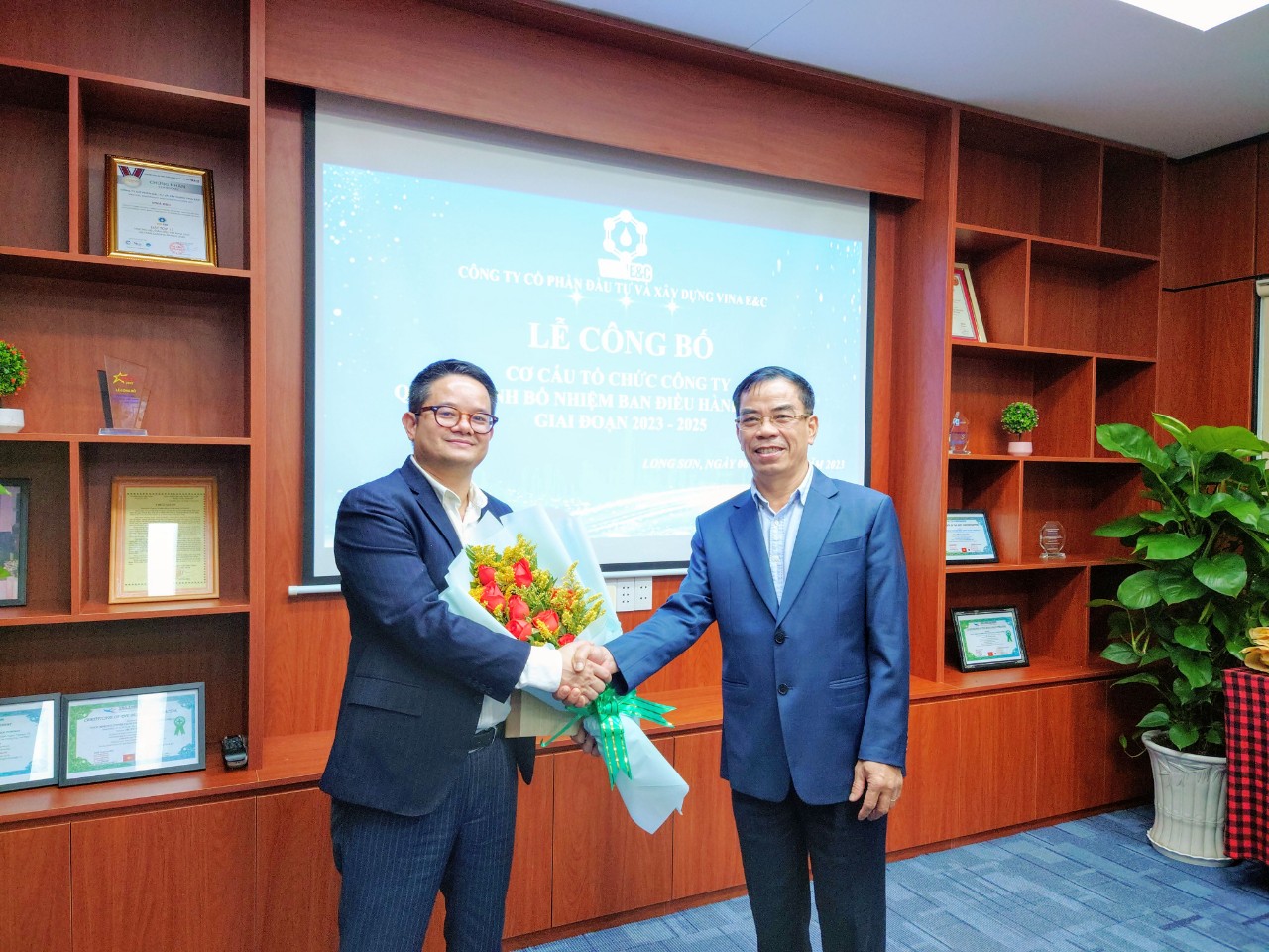 Chủ Tịch HĐQT Nguyễn Văn Nhượng chúc mừng Tổng Giám Đốc công ty